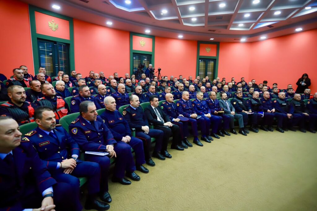 Skënder Hita u shpreh mbështetjen punonjësve të Policisë së Shtetit: Asnjë akt dhune nuk është i pranueshëm 3 skender hita u shpreh mbeshtetjen punonjesve te policise se shtetit asnje akt dhune nuk eshte i pranueshem 6ad60e7d767ac