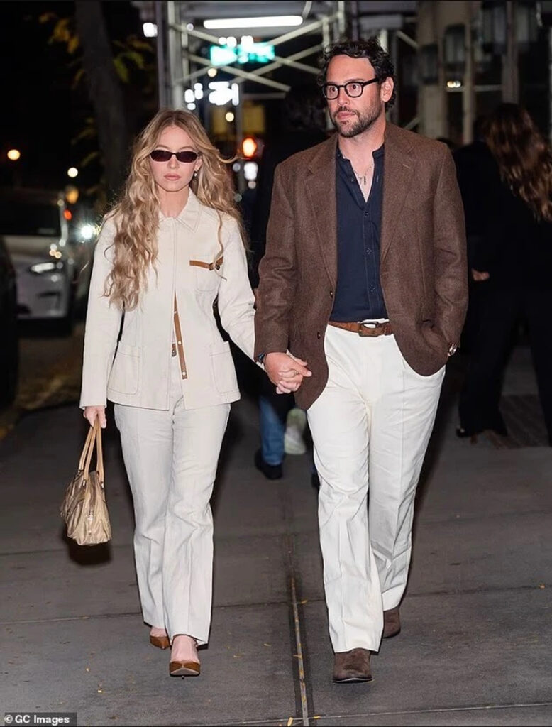 Sydney Sweeney shfaqet dorë për dore me Scooter Braun në New York, e veshur me kostum të bardhë 3 sydney sweeney shfaqet dore per dore me scooter braun ne new york e veshur me kostum te bardhe 6ae4fa4f121e2