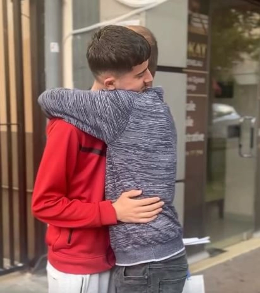 Tabaku publikon videon e lirimit të të rinjve protestues: Janë heronjtë e Shqipërisë së shumicës që kërkon ndryshim 3 tabaku publikon videon e lirimit te te rinjve protestues jane heronjte e shqiperise se shumices qe kerkon ndryshim 6ada89dede58b