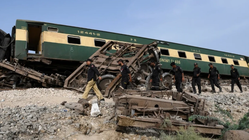 te pakten pese te vdekur dhe disa te tjere te lenduar pasi nje tren pasagjeresh doli nga shinat ne pakistan 6acdff7f99af0