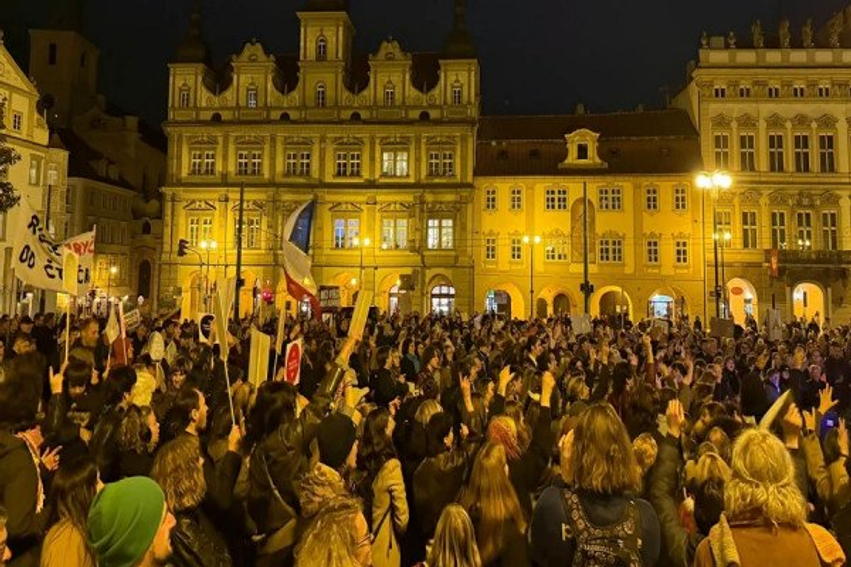 tensione ne ceki per mediat publike protestuesit tentojne te hyjne me force ne parlament 6adcf4d7e5aa9