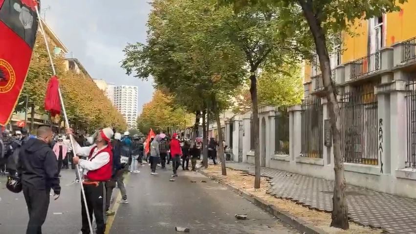 tensione para ministrise se arsimit protestuesit hedhin gure dhe marshojne drejt kryeministrise 6ade29ffad73a