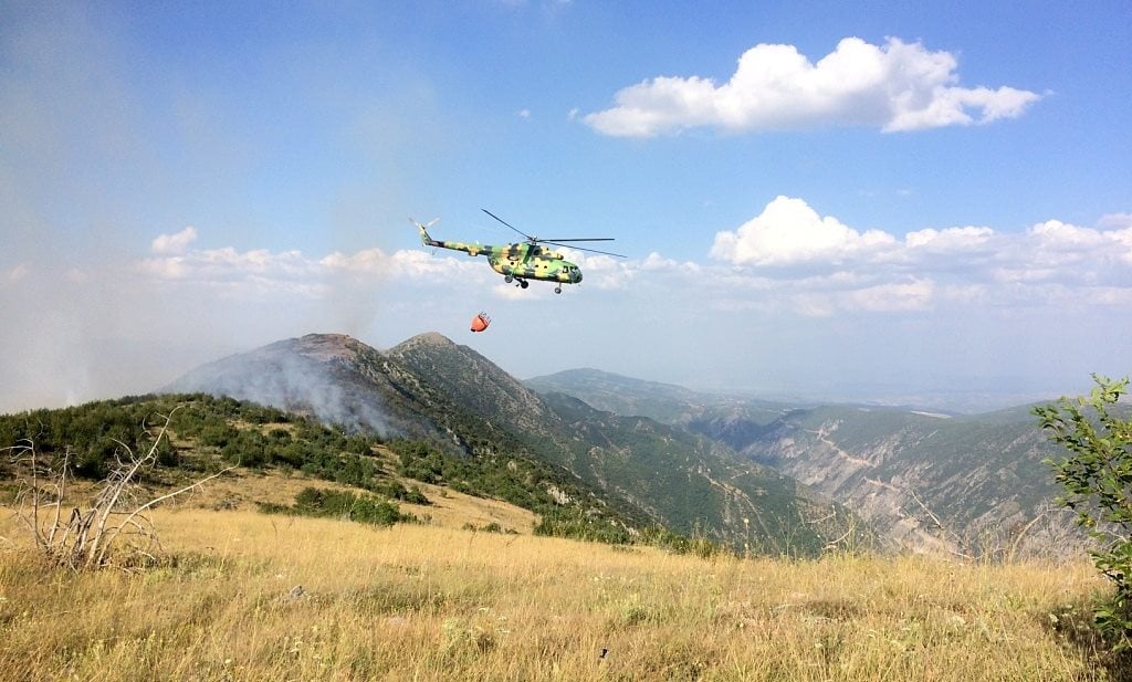 Zjarr pranë fshatit Rashtak, digjen barishte dhe pyll i ulët 3 zjarr prane fshatit rashtak digjen barishte dhe pyll i ulet 6abfbbf232340